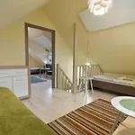 Spokojny Zakatek Z Balia Z Jacuzzi リポバ